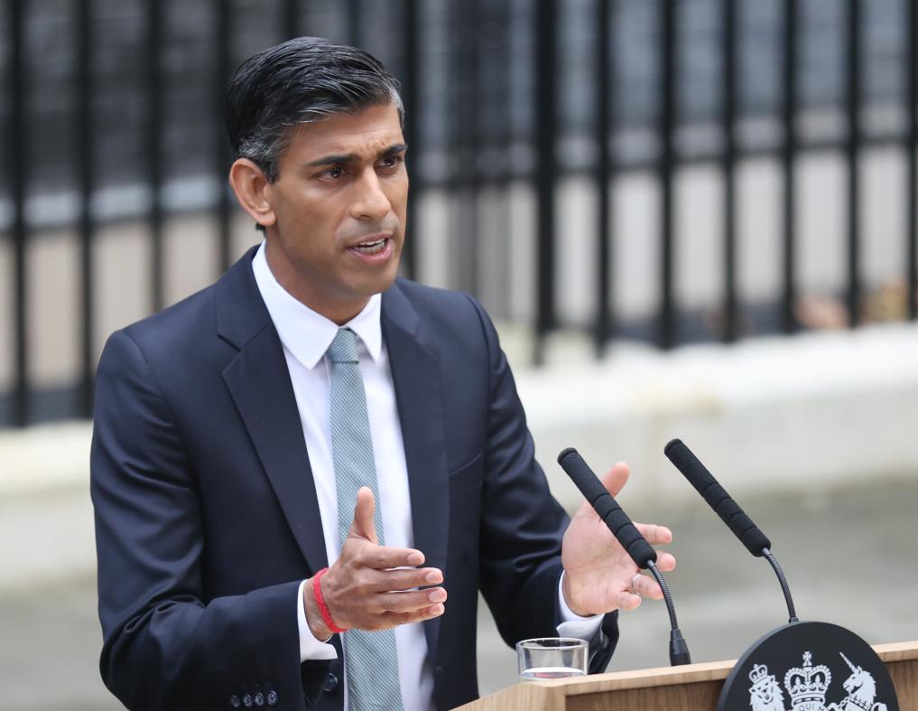 2022年10月25日，里?！ぬK納克在英國(guó)倫敦唐寧街10號(hào)首相府前發(fā)表講話。新華社記者李穎攝