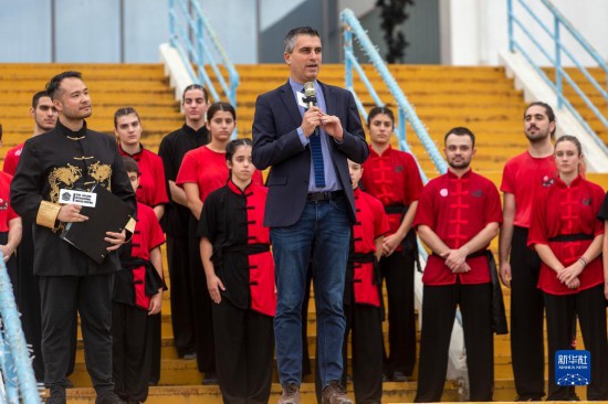 12月2日，希臘文化部副部長赫里斯托斯·季馬斯（中）在希臘雅典圣誕劇場舉行的“中希國際戲劇節(jié)”開幕式上講話。新華社發(fā)（馬里奧斯·羅洛斯攝）