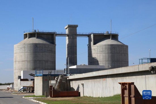 這是11月28日在突尼斯蘇塞市拍攝的中企承接建造的哈姆敦污水處理站一角。位于北非的突尼斯連續(xù)數(shù)年遭遇干旱，居民生活和農(nóng)業(yè)生產(chǎn)受到嚴(yán)重影響。突尼斯媒體近日?qǐng)?bào)道了中企承接的突尼斯南部蘇塞市污水處理廠項(xiàng)目，稱贊它不僅為當(dāng)?shù)剞r(nóng)民提供了穩(wěn)定的灌溉水源，還減少了環(huán)境污染。新華社記者 黃靈 攝