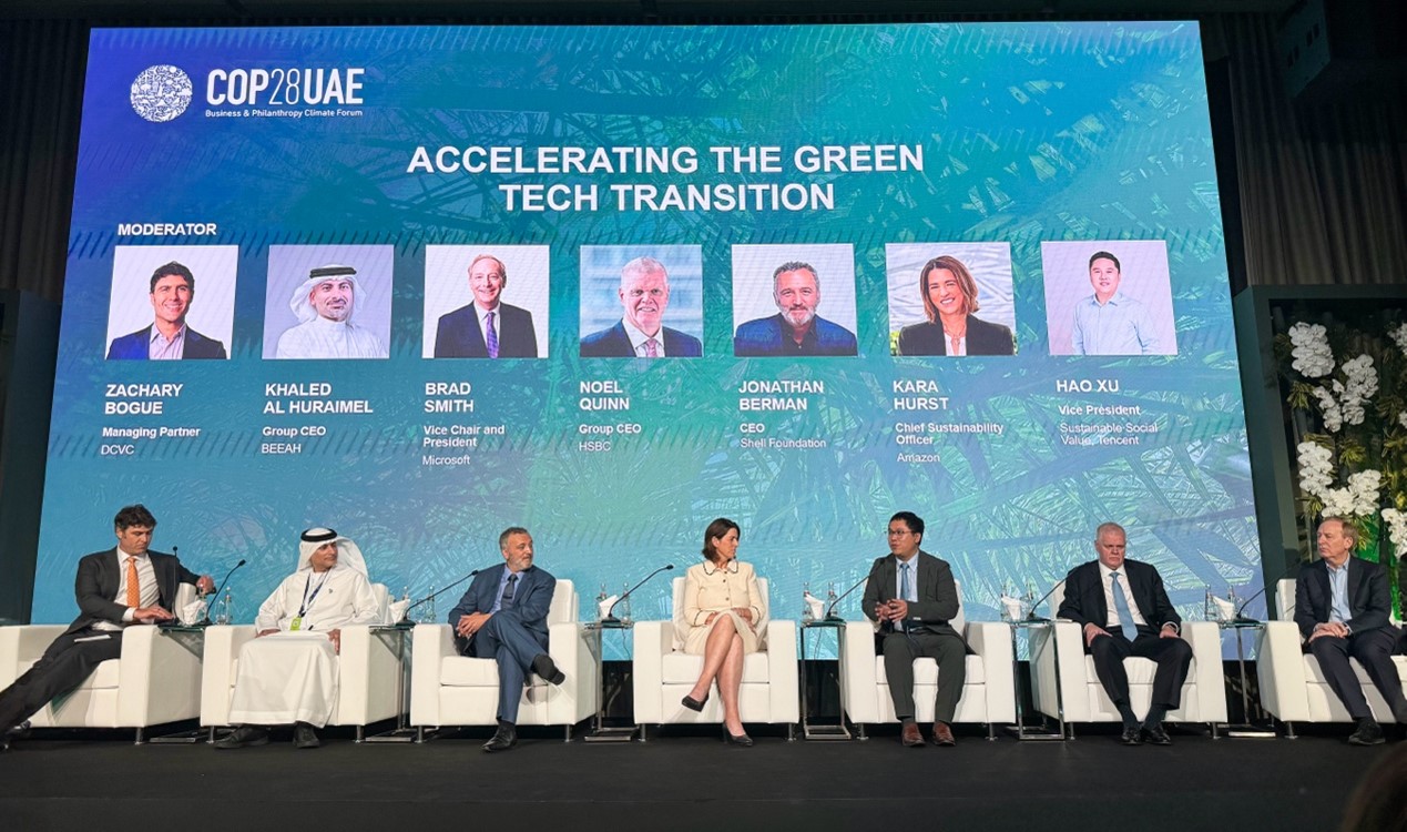 騰訊可持續(xù)社會價值副總裁、騰訊碳中和實驗室負責人許浩（右三）在COP28上和微軟公司主席(右一)、匯豐銀行全球首席執(zhí)行官(右二)以及亞馬遜首席可持續(xù)發(fā)展官(左四)等對話。圖片由騰訊公司提供