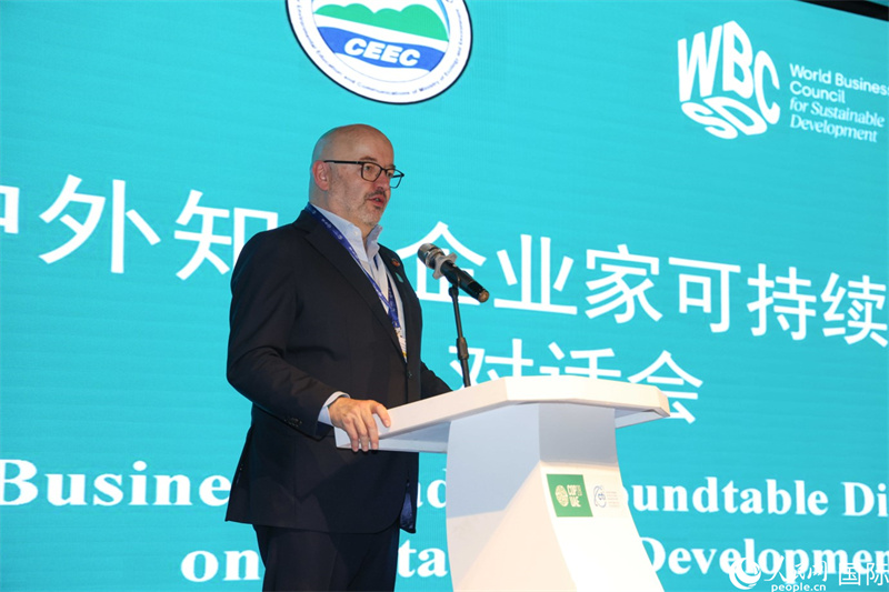 世界可持續(xù)發(fā)展工商理事會會長兼主席貝德凱致辭。人民網(wǎng)記者任皓宇攝