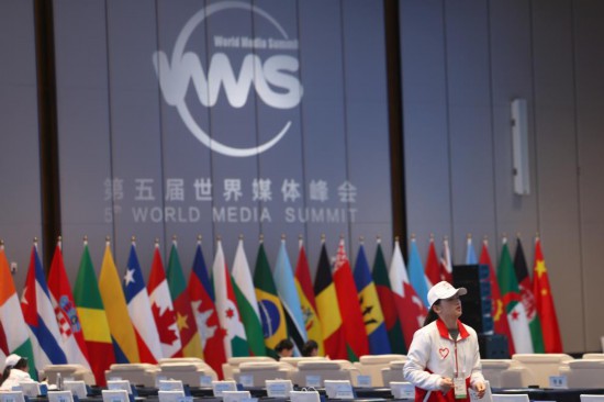   2023年12月2日，一名志愿者在廣州南沙灣濱海會(huì)議中心布置會(huì)場(chǎng)。（新華社記者李明攝）