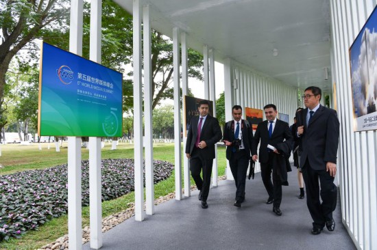   2023年12月2日，參會(huì)代表抵達(dá)廣州南沙灣濱海會(huì)議中心。（新華社記者梁旭攝）