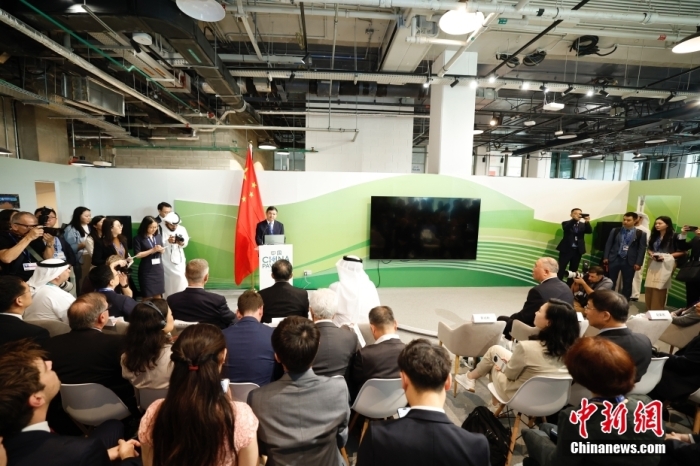 當(dāng)?shù)貢r(shí)間11月30日，《聯(lián)合國氣候變化框架公約》第28次締約方大會(huì)(COP28)中國角開幕式暨“生態(tài)文明與美麗中國實(shí)踐”邊會(huì)在迪拜舉行。圖為中國生態(tài)環(huán)境部部長黃潤秋在邊會(huì)上發(fā)表致辭。<a target='_blank' href='/' _fcksavedurl='/'><p  align=