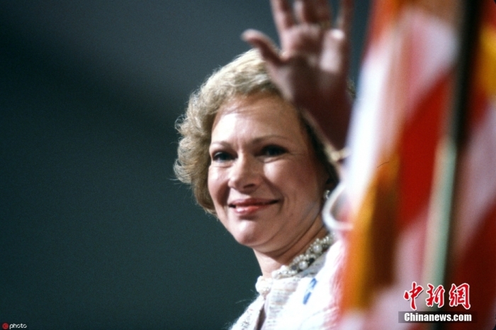 當地時間11月19日，卡特中心宣布，美國前第一夫人羅莎琳·卡特于當天去世，享年96歲。根據卡特中心發(fā)布的聲明，在家人的陪伴下，羅莎琳·卡特在佐治亞州普萊恩斯的家中平靜地去世。卡特中心17日宣布，羅莎琳·卡特開始接受臨終關懷。圖為羅莎琳·卡特資料圖。圖/ICphoto