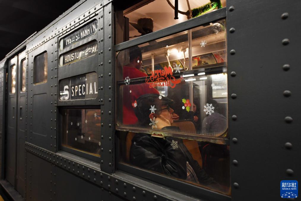 12月2日，在美國(guó)紐約，人們乘坐“懷舊地鐵”專列。新華社記者 李睿 攝