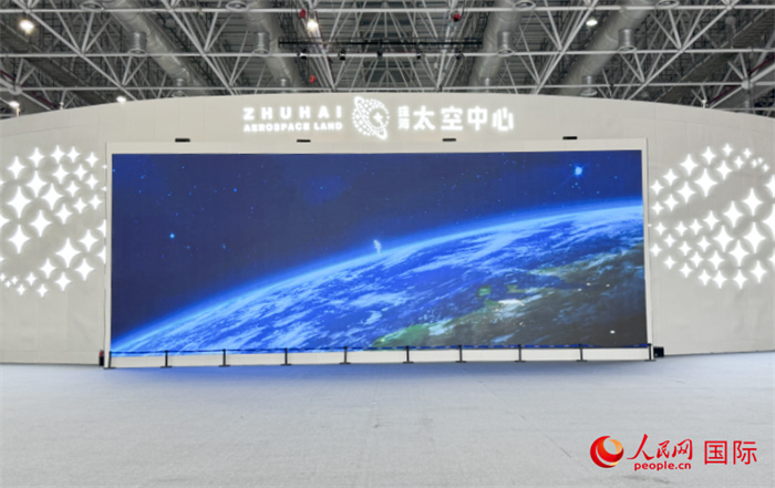 珠海太空中心是珠海市為發(fā)揮中國(guó)航展品牌效應(yīng)和帶動(dòng)效應(yīng)而打造的“永不落幕的航展”。人民網(wǎng)記者 張麗鷗攝