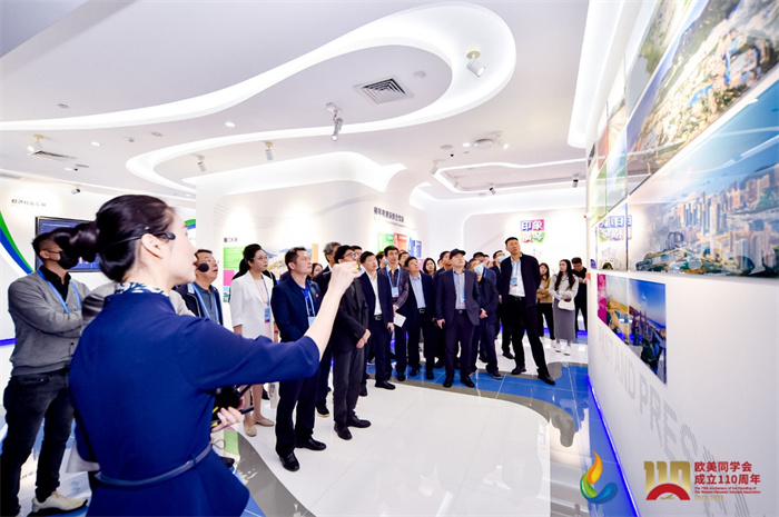 參會嘉賓和留學歸國人員參觀橫琴粵澳深度合作區(qū)展示廳。主辦方供圖