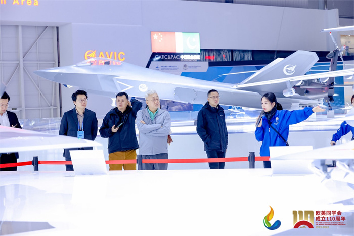 參會嘉賓和留學歸國人員參觀珠海太空中心。主辦方供圖