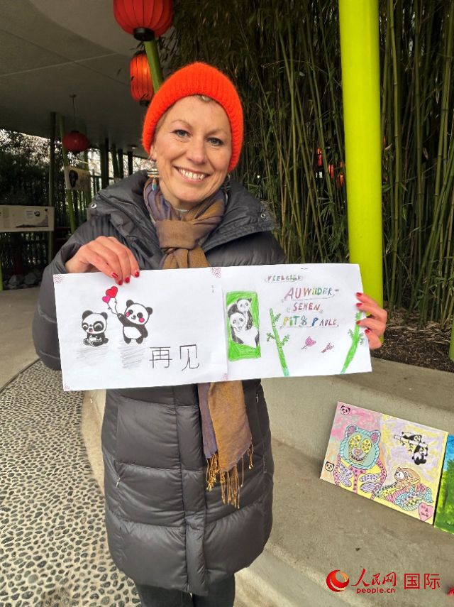 桑德拉和德國小朋友們的作品。右圖寫著“祝福好運，再見 Pit和Paule（“夢想”“夢圓”的德語名字）”。人民網(wǎng)記者 徐馨攝