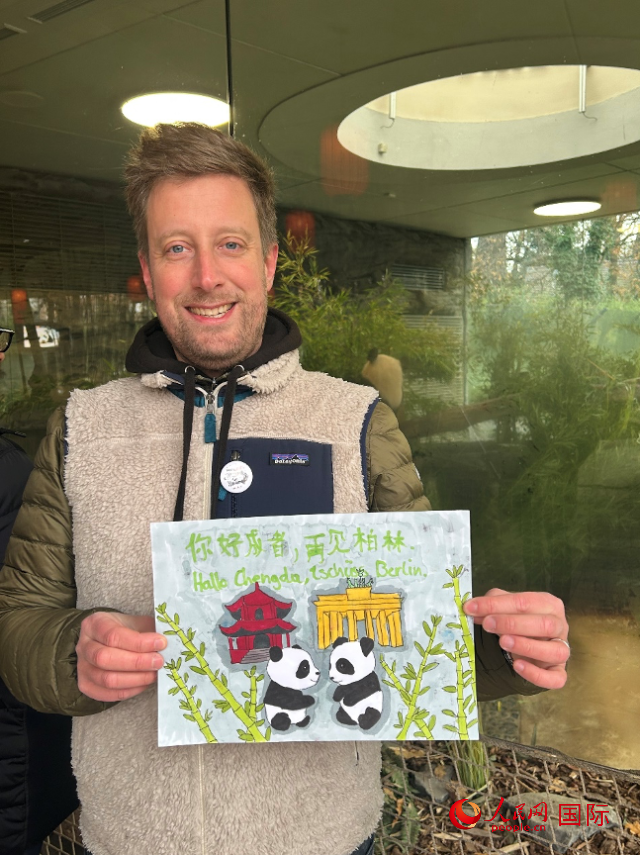 特別從法國趕來送別“夢想”“夢圓”的專業(yè)級熊貓粉絲 Pouille先生和此次征集的兒童作品。人民網(wǎng)記者 徐馨攝