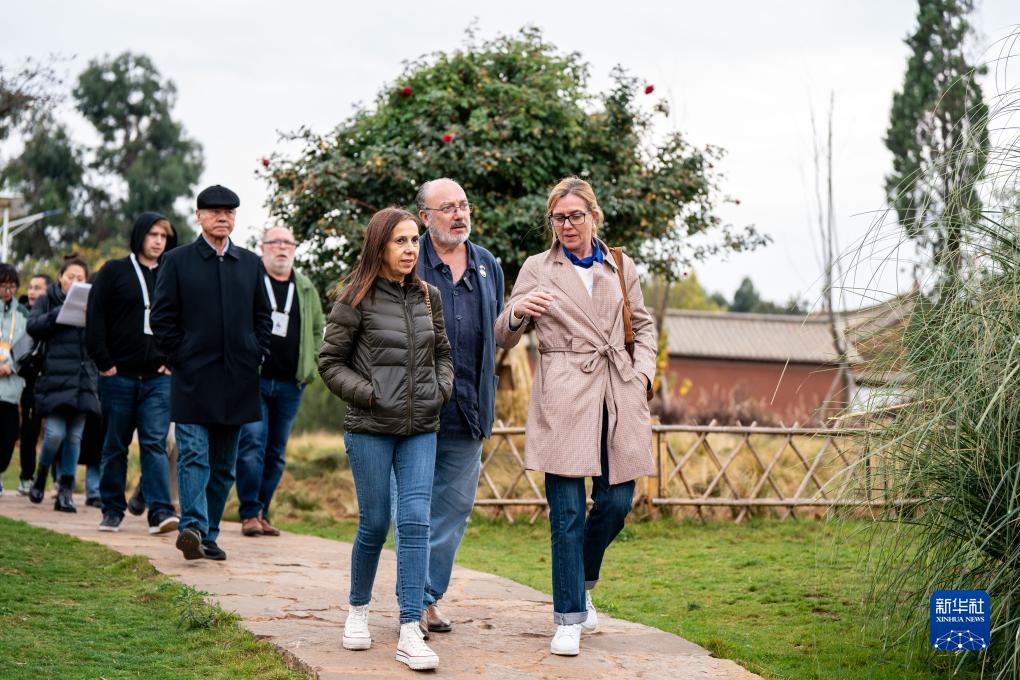 12月6日，世界媒體峰會參會代表在昆明市晉寧區(qū)小漁村參觀。新華社記者 胡超 攝