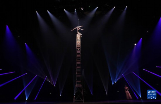 12月8日，演員在法國巴黎舉行的中國雜技“奇妙之夜”演出上表演《高椅》。新華社記者 高靜 攝