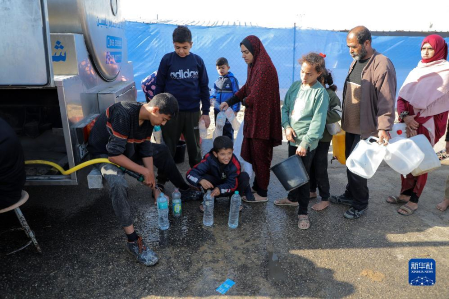 12月8日，在加沙地帶南部城市拉法一處臨時(shí)營(yíng)地內(nèi)，人們排隊(duì)打水。新華社發(fā)（里澤克·阿卜杜勒賈瓦德 攝）
