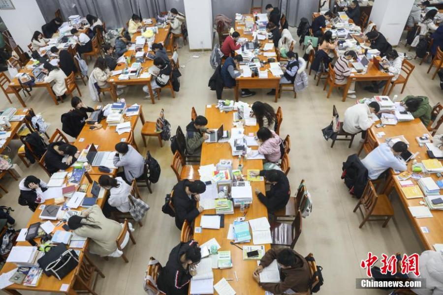 資料圖：眾多考研學生在南昌大學圖書館的自習室內(nèi)復習備考。劉力鑫 攝