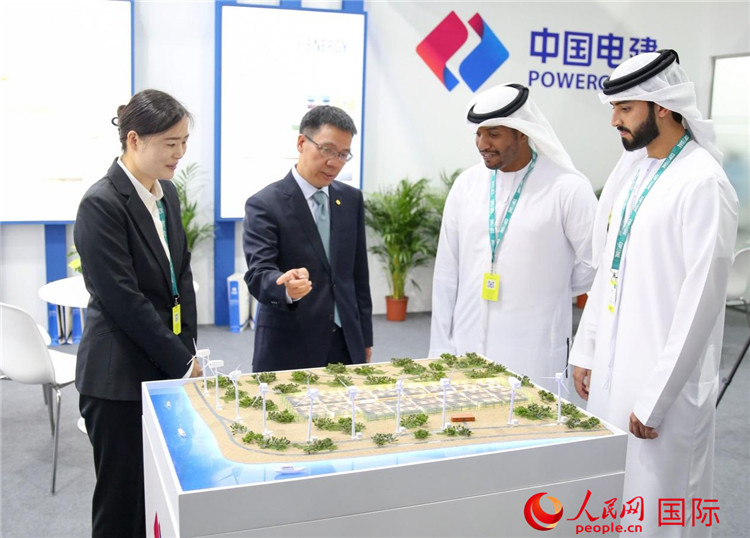 訪客在中國(guó)電建展臺(tái)參觀風(fēng)電項(xiàng)目沙盤(pán)。人民網(wǎng) 塔里克·易卜拉欣攝