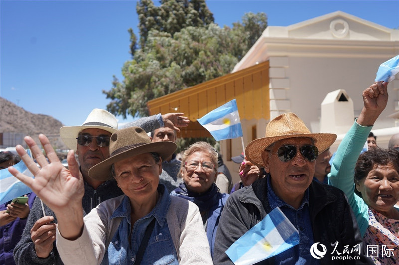 圖為當?shù)孛癖娮园l(fā)舉行慶?；顒?。人民網(wǎng)記者 許放攝