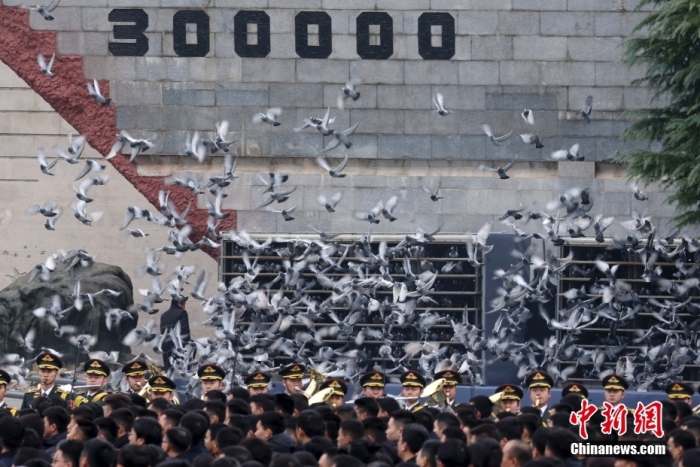 12月13日是第十個(gè)南京大屠殺死難者國家公祭日。當(dāng)天上午，南京大屠殺死難者國家公祭儀式在侵華日軍南京大屠殺遇難同胞紀(jì)念館舉行。圖為國家公祭儀式現(xiàn)場。<a target='_blank' href='/'><p  align=