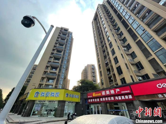 多家房地產(chǎn)中介。 蘇婷 攝