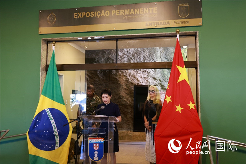 中國駐里約總領(lǐng)事田敏在攝影展開幕式上致辭。 人民網(wǎng)記者 陳海琪攝