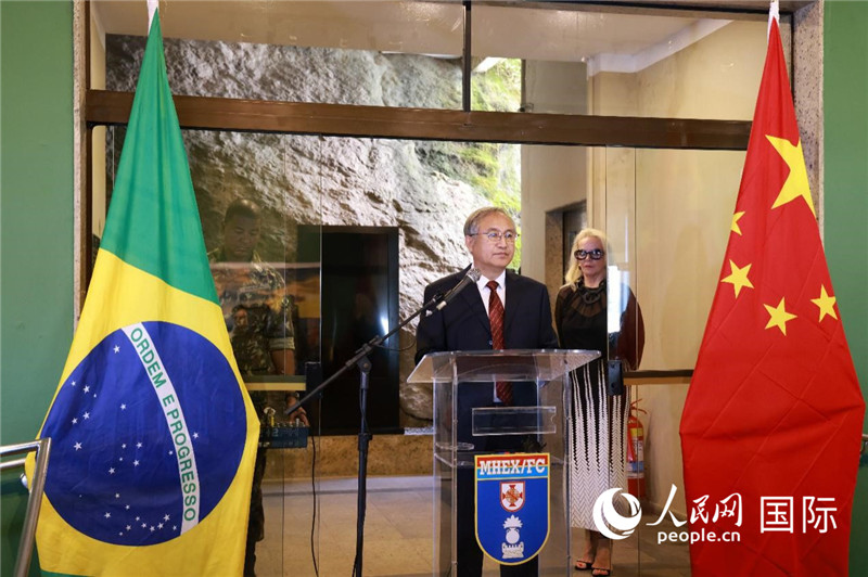 中國攝影家協(xié)會駐會副主席鄭更生在攝影展開幕式上致辭。 人民網(wǎng)記者 陳海琪攝