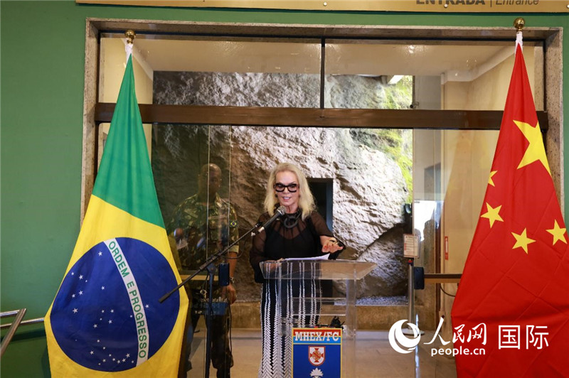 山河文化促進(jìn)中心執(zhí)行總裁瑪西婭·梅爾基奧爾在攝影展開幕式上致辭。 人民網(wǎng)記者 陳海琪攝