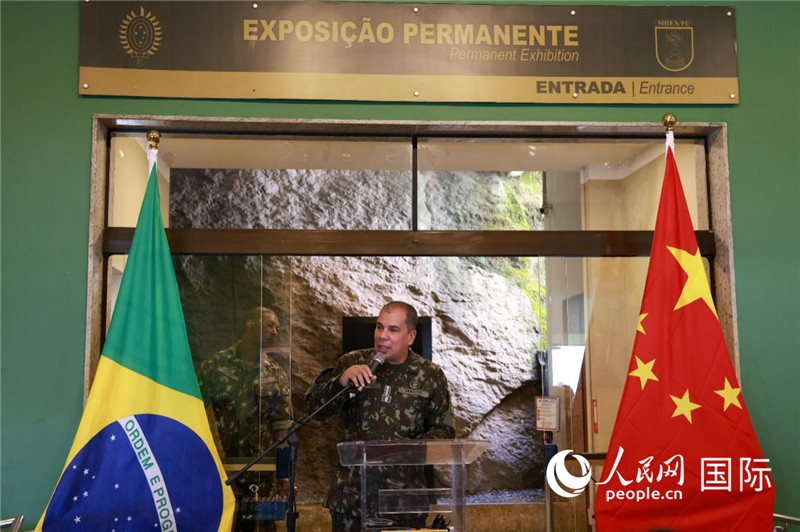 科帕卡瓦納要塞司令亞歷山大·羅伯托在攝影展開幕式上致辭。 人民網(wǎng)記者 陳海琪攝