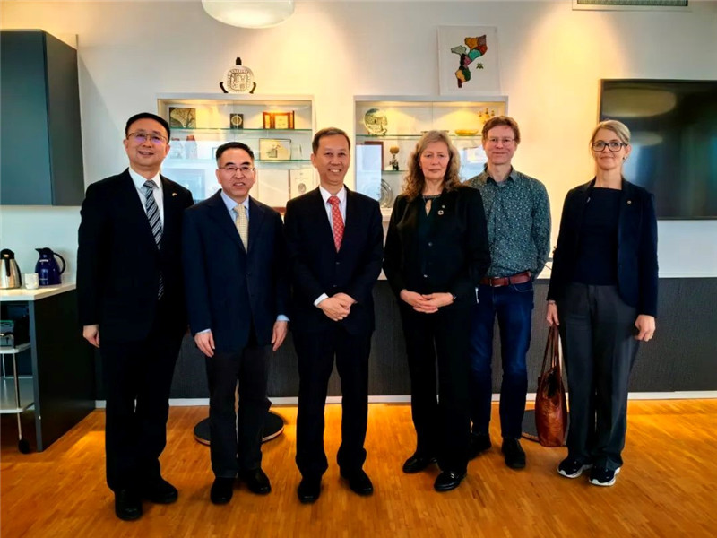 中國(guó)駐瑞典大使崔愛民（左三）會(huì)見瑞典農(nóng)業(yè)大學(xué)校長(zhǎng)薇迪（左四）。中國(guó)駐瑞典大使館供圖。