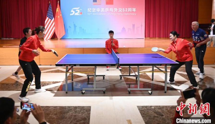 當?shù)貢r間12月13日，中國駐美使館在華盛頓舉辦慶?；顒蛹o念中美乒乓外交52周年。圖為丁寧、劉偉、戴爾等中美運動員上演混雙表演賽。中新社記者 陳孟統(tǒng) 攝