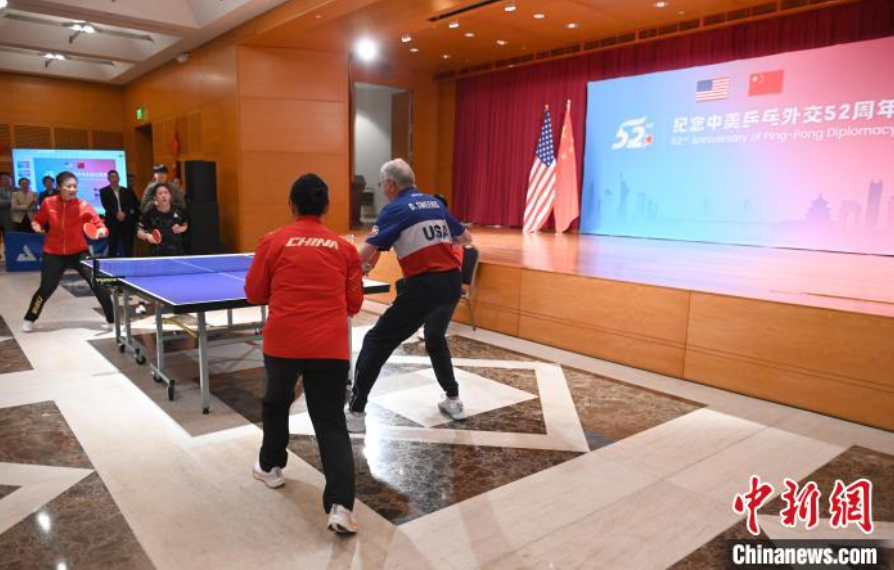 當?shù)貢r間12月13日，中國駐美使館在華盛頓舉辦慶祝活動紀念中美乒乓外交52周年。圖為丁寧、劉偉、戴爾等中美運動員上演混雙表演賽。中新社記者 陳孟統(tǒng) 攝