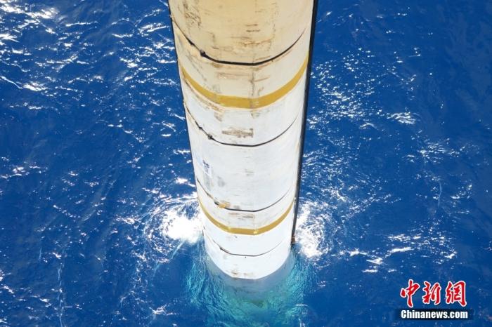 鉆井平臺(tái)上伸入海中的設(shè)備。<a target='_blank' href='/' _fcksavedurl='/' ><p  align=