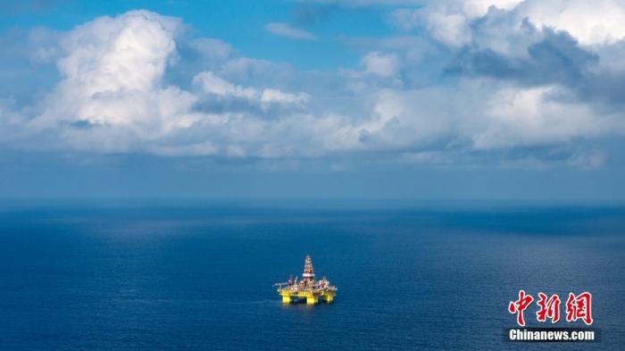 遠(yuǎn)眺中國海油982鉆井平臺(tái)。<a target='_blank' href='/' _fcksavedurl='/' ><p  align=