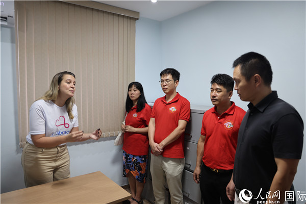 王尉育等人參觀并了解協(xié)會活動場所及設施。人民網(wǎng)記者 時元皓攝