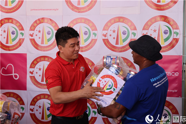 鄭俠茂向癌癥患者捐贈食品籃。人民網(wǎng)記者 時元皓攝