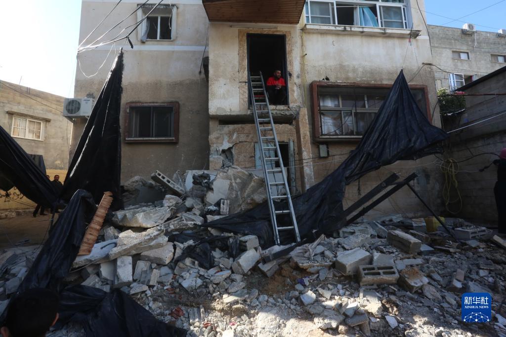 12月17日，在約旦河西岸城市圖勒凱爾姆附近的一處難民營(yíng)，人們查看在沖突中損毀的房屋。新華社發(fā)（尼達(dá)爾·艾仕塔耶?dāng)z）