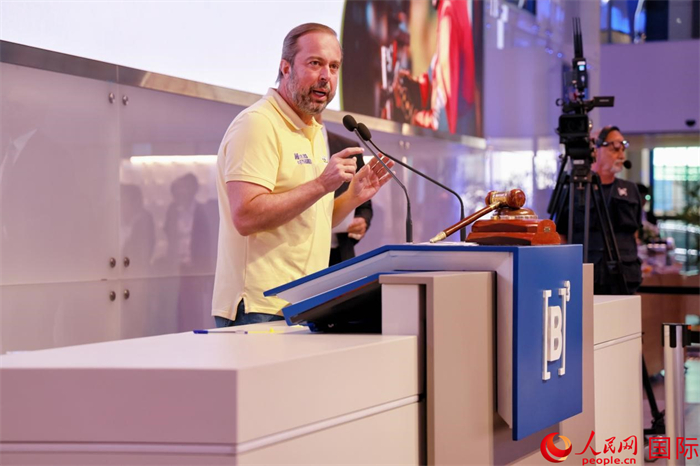 巴西礦產(chǎn)和能源部部長亞歷山大·西爾維拉發(fā)表致辭。人民網(wǎng)記者 宋亦然攝