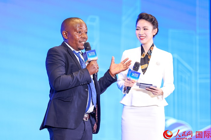 來自烏干達(dá)坎帕拉—恩德培機場高速公路項目的赫爾曼（左）被評為中國交建共建“一帶一路”最美外籍建設(shè)者之一。人民網(wǎng)記者 趙益普攝