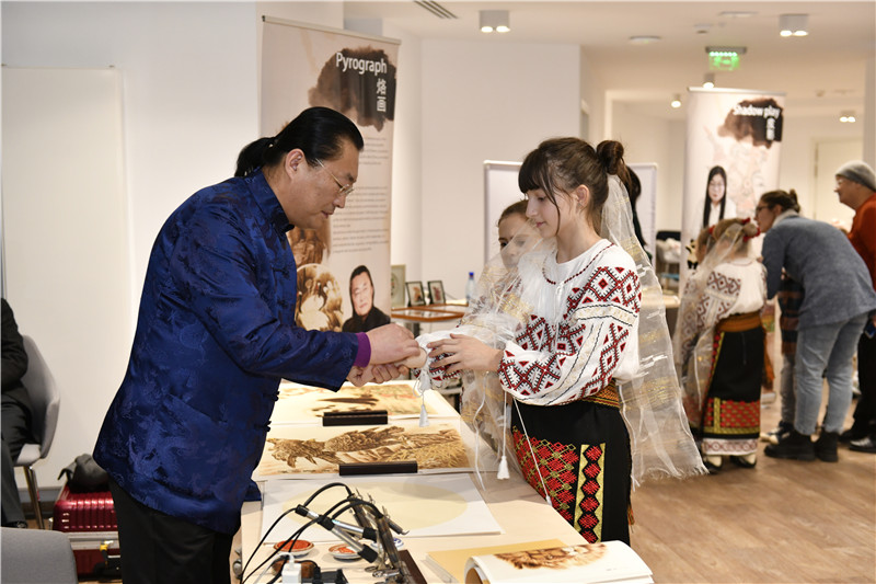 圖為羅馬尼亞小學生在現(xiàn)場體驗烙畫。 布加勒斯特中國文化中心供圖