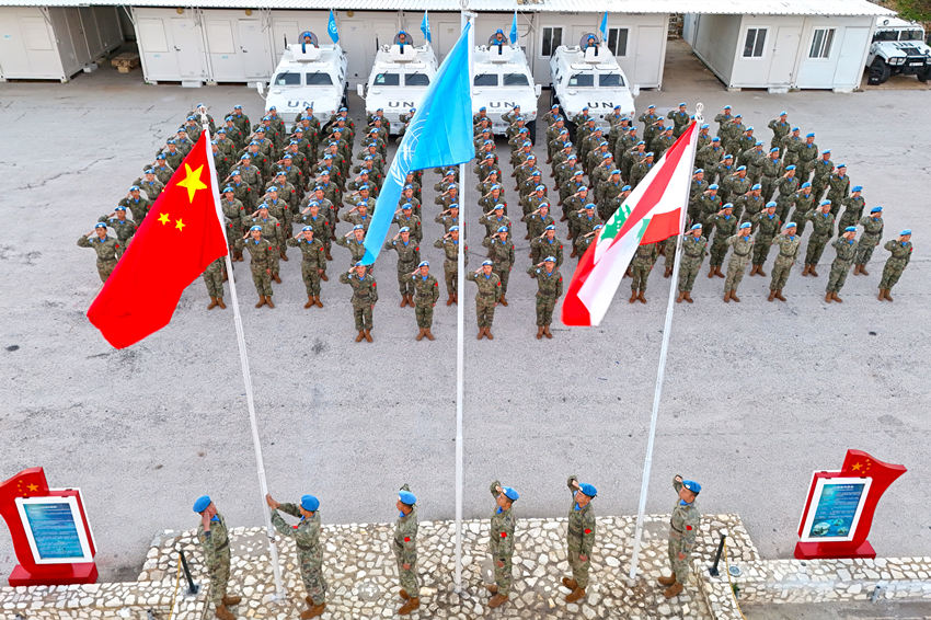 1月1日，中國第22批赴黎巴嫩維和官兵們舉行升旗儀式。胡光明攝