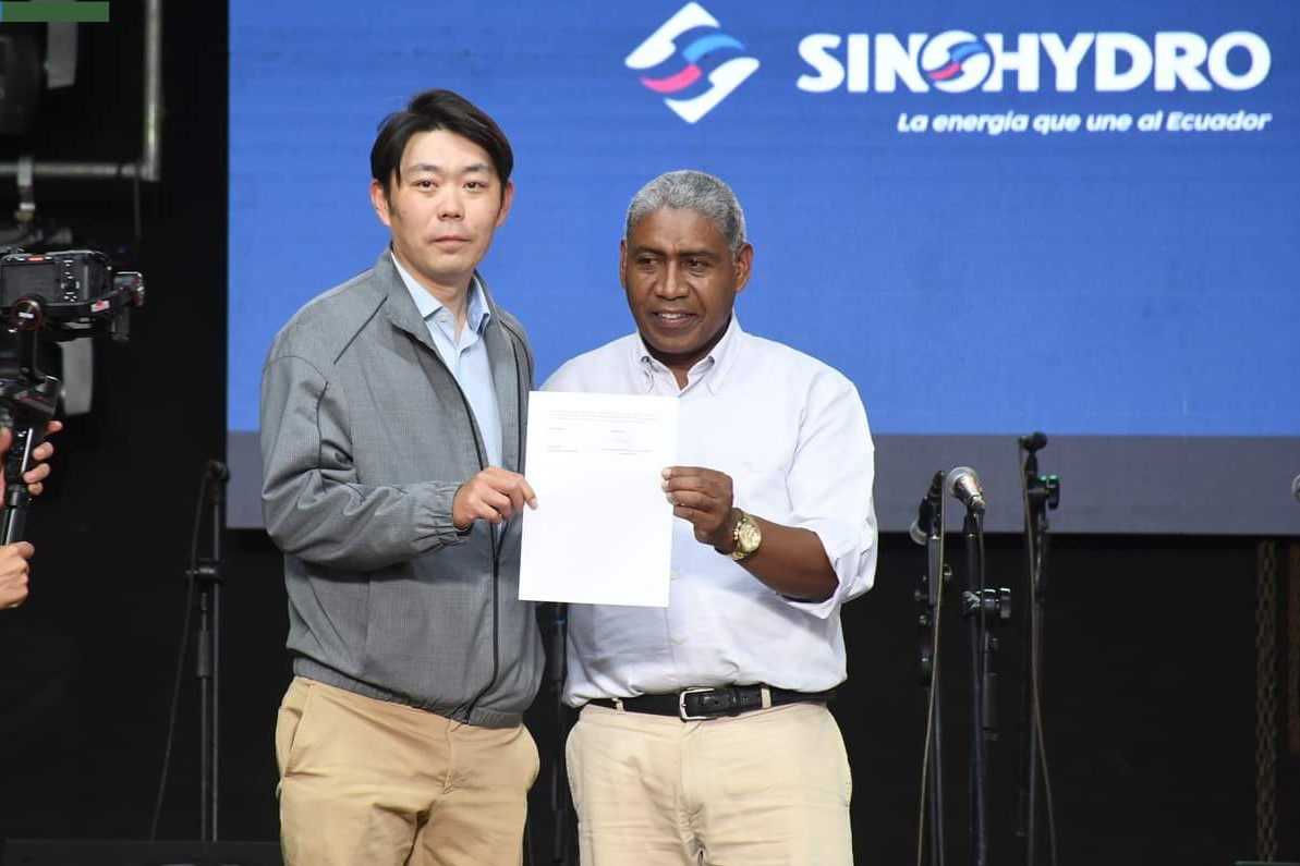 中國電建厄瓜多爾國別代表白納（左）代表中國電建向厄瓜多爾埃爾查科市康復中心捐贈了一批康復器材，埃爾查科市市長奧斯卡·德拉克魯斯·卡瓦蒂霍（右）對中國企業(yè)的善舉表示感謝。中國電建厄瓜多爾代表處供圖