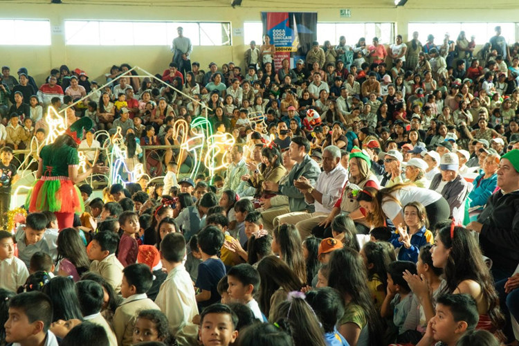 捐贈儀式在埃爾查科市中心的體育館舉行。中國電建厄瓜多爾代表處提供圖