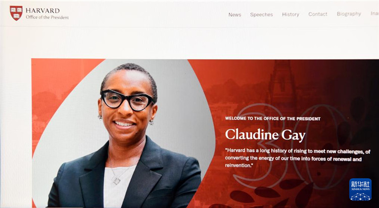 美國媒體1月2日報道，哈佛大學(xué)校長蓋伊宣布辭職。這是1月2日拍攝的有蓋伊照片的哈佛大學(xué)官網(wǎng)校長辦公室頁面。新華社記者李睿 攝
