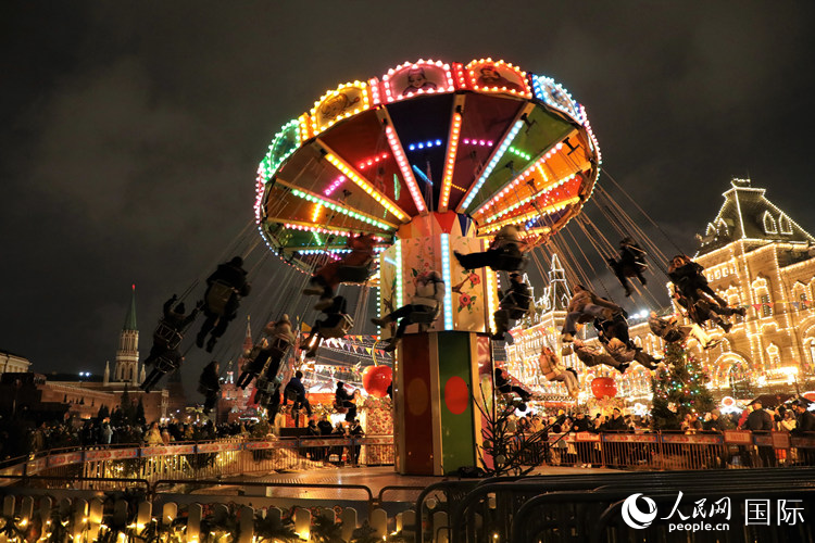 位于莫斯科紅場(chǎng)中央的“古姆”新年集市。人民網(wǎng)記者 隋鑫攝