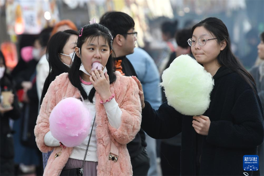 1月5日，在日本名古屋市第18屆“名古屋中國春節(jié)祭”上，游客品嘗棉花糖。新華社記者 岳晨星 攝