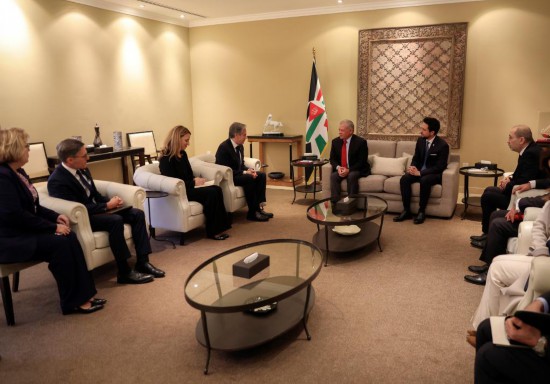 1月7日，約旦國王阿卜杜拉二世（中右）在安曼會見到訪的美國國務(wù)卿布林肯（中左）。新華社發(fā)（約旦王宮供圖）