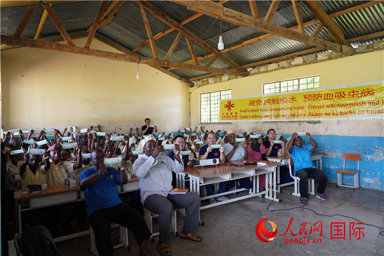 中國專家組走進(jìn)姆坦噶尼小學(xué)開展血吸蟲病防治健康教育。人民網(wǎng)記者 黃煒鑫攝