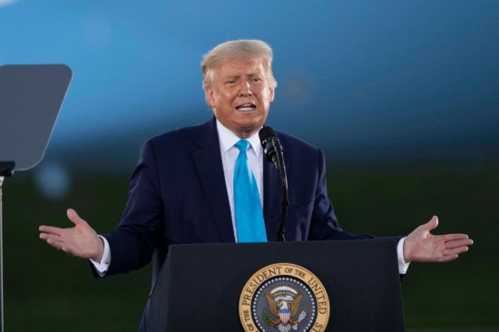 這是2020年9月3日時(shí)任美國(guó)總統(tǒng)特朗普在美國(guó)賓夕法尼亞州拉特羅布參加競(jìng)選集會(huì)的資料照片。新華社記者劉杰攝