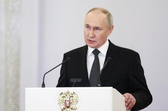 2023年12月8日，俄羅斯總統(tǒng)普京在莫斯科克里姆林宮出席“祖國(guó)英雄日”慶祝儀式。新華社/塔斯社