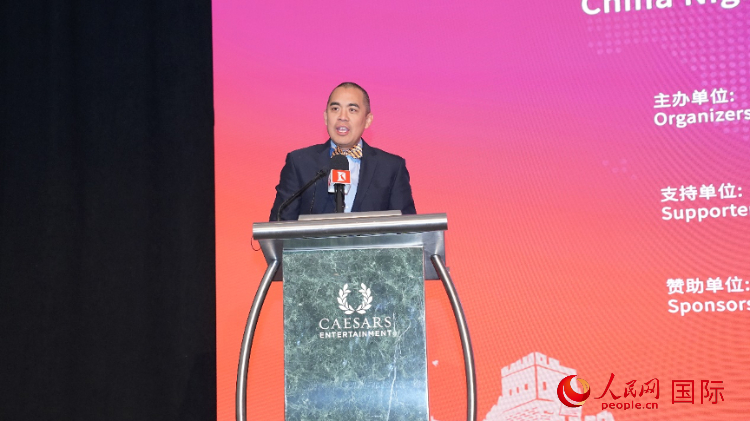 內(nèi)華達(dá)州副州長(zhǎng)辦公室幕僚長(zhǎng)魯?shù)稀づ撩鲌D安在論壇致辭。人民網(wǎng)記者 鄧圩攝