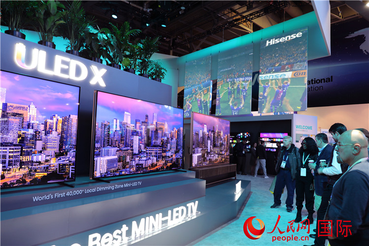 在2024年美國消費電子展上，人們駐足觀看中國企業(yè)海信推出的ULED X系列電視110UX，該產(chǎn)品獲得“2024年美國消費電子展創(chuàng)新獎”。人民網(wǎng)記者 李志偉攝
